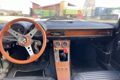 Cockpit eines Alfa Romeo GTV 2000 mit Tachometer, Drehzahlmesser und Holzverkleidung. |  Alfa Romeo GTV 2000 – Cockpit im Detail