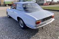 Rückansicht eines Alfa Romeo GTV 1750 GT auf Schotterweg | Alfa Romeo GTV 1750 GT – Rückansicht auf Schotterweg