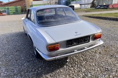 Schrägheckansicht eines Alfa Romeo GTV 1750 GT auf Schotterweg | Alfa Romeo GTV 1750 GT – Schrägheckansicht