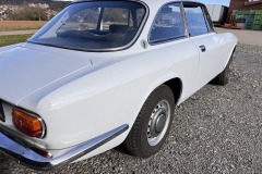 Heck- und Seitenansicht eines Alfa Romeo GTV 1750 GT mit Chromdetails | Alfa Romeo GTV 1750 GT – Heck- und Seitenansicht