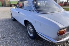 Detailansicht der Heckseite eines Alfa Romeo GTV 1750 GT auf einem Kiesplatz | Alfa Romeo GTV 1750 GT – Heckseitendetail