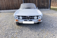 Frontansicht eines Alfa Romeo GTV 1750 GT vor einer Holzscheune | Alfa Romeo GTV 1750 GT – Frontansicht mit klassischem Design