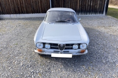 Obere Frontansicht eines Alfa Romeo GTV 1750 GT mit markantem Kühlergrill | Alfa Romeo GTV 1750 GT – Obere Frontansicht