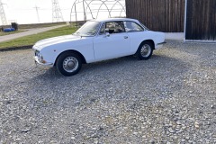 Schrägansicht eines weißen Alfa Romeo GTV 1750 GT mit Blick auf das Heck | Alfa Romeo GTV 1750 GT – Schrägansicht Heck