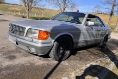 Seitenansicht eines Mercedes-Benz 500 SEC W126 Baujahr 1982 mit elegantem Design | Mercedes-Benz 500 SEC W126 – Seitenansicht