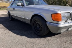 Nahaufnahme des Kühlergrills eines Mercedes-Benz 500 SEC W126 Baujahr 1982 | Mercedes-Benz 500 SEC W126 – Nahaufnahme Kühlergrill