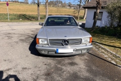 Frontansicht eines Mercedes-Benz 500 SEC W126 Baujahr 1982 bei Sonnenschein | Mercedes-Benz 500 SEC W126 – Elegante Schrägansicht