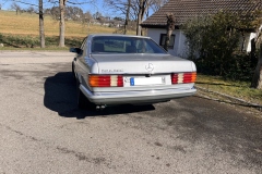Rückansicht eines Mercedes-Benz 500 SEC von 1982 mit Doppelrohrauspuff | Mercedes-Benz 500 SEC 1982 – Rückansicht mit Auspuffdetails