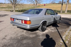 Schrägansicht der Rückseite eines Mercedes-Benz 500 SEC von 1982 | Mercedes-Benz 500 SEC 1982 – Schrägansicht der Rückseite