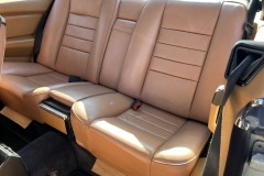 Rückbank eines Mercedes-Benz 500 SEC von 1982 in braunem Leder | Mercedes-Benz 500 SEC 1982 – Innenansicht der Rückbank