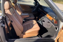 Innenansicht eines Mercedes-Benz 500 SEC | Ledersitze und Armaturenbrett eines Mercedes-Benz 500 SEC