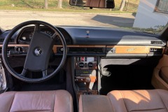 Armaturenbrett und Lenkrad eines Mercedes-Benz 500 SEC Baujahr 1982 | Interieur des Mercedes-Benz 500 SEC von 1982