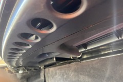 Nahaufnahme der Hutablage eines Mercedes-Benz 500 SEC von 1982 | Hutablage im Mercedes-Benz 500 SEC – Baujahr 1982