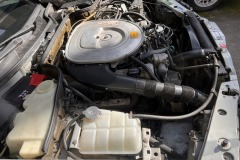Motorraum eines Mercedes-Benz 500 SEC von 1982 | Mercedes-Benz 500 SEC Motorraum Detailaufnahme