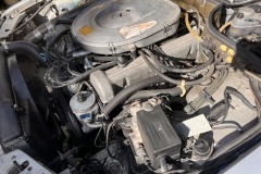 Motorraum eines Mercedes-Benz 500 SEC von 1982 | Mercedes-Benz 500 SEC Motorraum Detailaufnahme