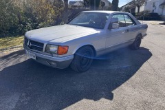 Mercedes-Benz 500 SEC von 1982 in der Seitenansicht | Mercedes-Benz 500 SEC – Elegante Seitenansicht