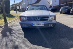 Vorderansicht eines Mercedes-Benz 500 SEC von 1982 | Mercedes-Benz 500 SEC – Detailreiche Vorderansicht