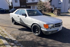 Mercedes-Benz 500 SEC von 1982 – Seitenansicht | Mercedes-Benz 500 SEC – Seitenansicht mit Black Edition Rädern