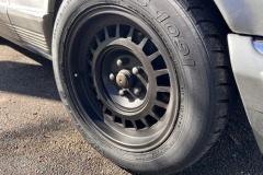 Mercedes-Benz 500 SEC von 1982 – Seitenansicht | Mercedes-Benz 500 SEC – Seitenansicht auf der Straße