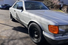 Frontansicht eines Mercedes-Benz 500 SEC | Detailaufnahme der Frontpartie des Mercedes-Benz 500 SEC