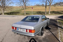 Mercedes-Benz 500 SEC – Heckansicht mit Nahaufnahme der Rückleuchten | Mercedes-Benz 500 SEC – Detailansicht