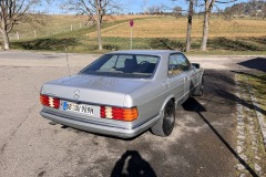 Mercedes-Benz 500 SEC – Rückansicht mit dem markanten Design | Mercedes-Benz 500 SEC – Elegantes Heck