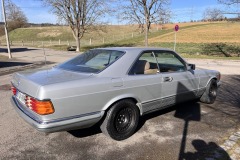 Mercedes-Benz 500 SEC von der Seite | Mercedes-Benz 500 SEC – Seitliche Ansicht