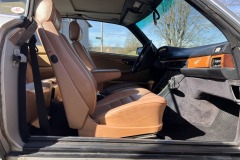 Innenansicht eines Mercedes-Benz 500 SEC von 1982 | Mercedes-Benz 500 SEC – Seitliche Ansicht des Innenraums
