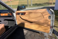 Innenansicht eines Mercedes-Benz 500 SEC von 1982 | Mercedes-Benz 500 SEC – Türverkleidung auf der Fahrerseite