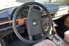 Innenansicht eines Mercedes-Benz 500 SEC von 1982 | Mercedes-Benz 500 SEC – Lenkrad und Armaturenbrett