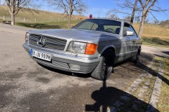 Mercedes-Benz 500 SEC 1982 – Frontperspektive | Dynamische Frontperspektive eines Oldtimer-Coupés