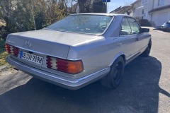 Mercedes-Benz 500 SEC 1982 – Heckansicht | Elegante Heckpartie eines Oldtimer-Coupés