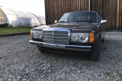 Mercedes-Benz W123 300D Oldtimer Frontansicht | Mercedes-Benz W123 300D Oldtimer | Klassischer Luxuswagen der Baureihe W123