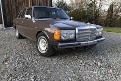 Mercedes-Benz W123 300D Oldtimer Frontansicht | Mercedes-Benz W123 300D Oldtimer - Klassischer Luxuswagen der Baureihe W123