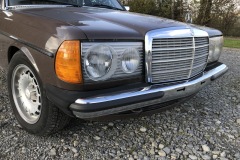 Mercedes-Benz W123 300D Oldtimer Frontansicht | Mercedes-Benz W123 300D Oldtimer - Klassischer Luxuswagen der Baureihe W123