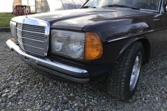 Mercedes-Benz W123 300D Oldtimer Frontansicht | Mercedes-Benz W123 300D Oldtimer | Klassischer Luxuswagen der Baureihe W123