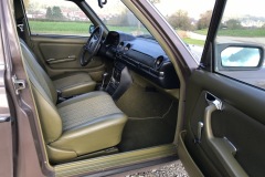 Mercedes-Benz W123 Beifahreransicht | Beifahrerseite eines Mercedes-Benz W123 mit offener Tür