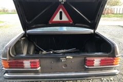 Mercedes-Benz W123 Kofferraum | Offener Kofferraum eines Mercedes-Benz W123