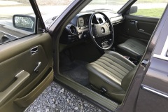 Mercedes-Benz W123 Innenraumdetails | Innenraum eines Mercedes-Benz W123 mit geöffneter Fahrertür