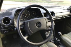 Mercedes-Benz W123 Innenraum | Lenkrad und Armaturenbrett eines Mercedes-Benz W123